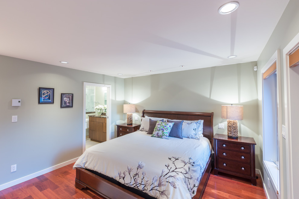Mittelgroßes Modernes Hauptschlafzimmer ohne Kamin mit grüner Wandfarbe und braunem Holzboden in Vancouver