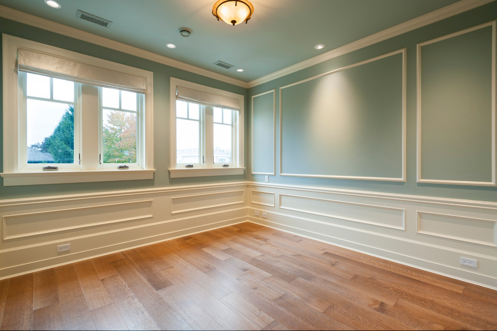 Foto di una camera degli ospiti chic con pareti blu e pavimento in legno massello medio