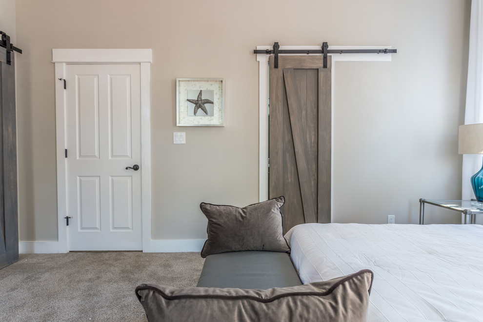 Источник вдохновения для домашнего уюта: хозяйская спальня среднего размера в современном стиле с бежевыми стенами, ковровым покрытием и коричневым полом