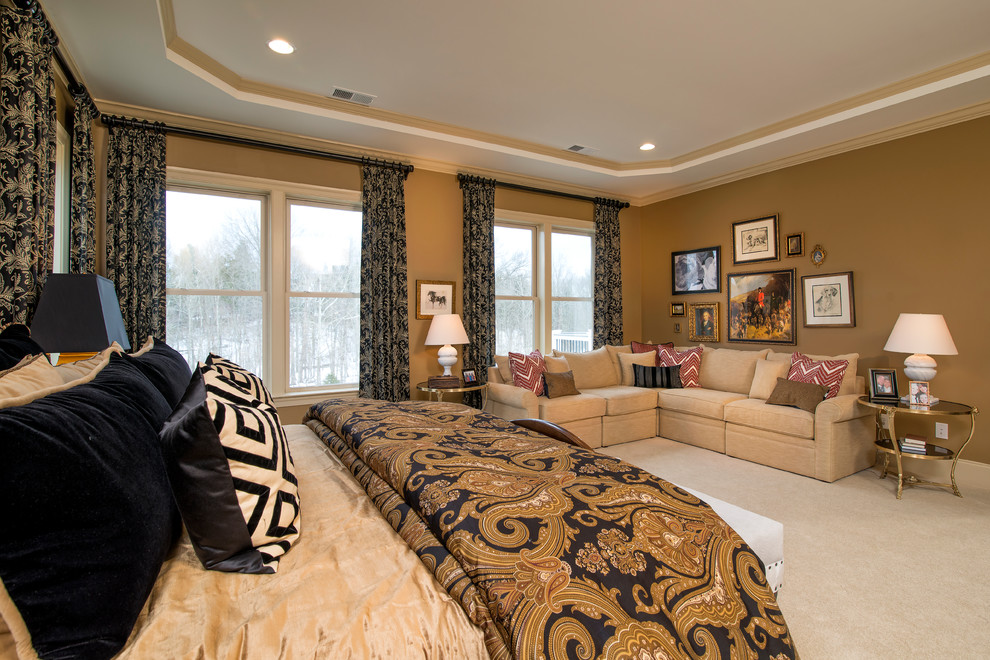 Klassisches Schlafzimmer mit brauner Wandfarbe und Teppichboden in Washington, D.C.