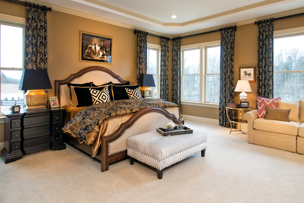 Aménagement d'une chambre avec moquette classique avec un mur marron.