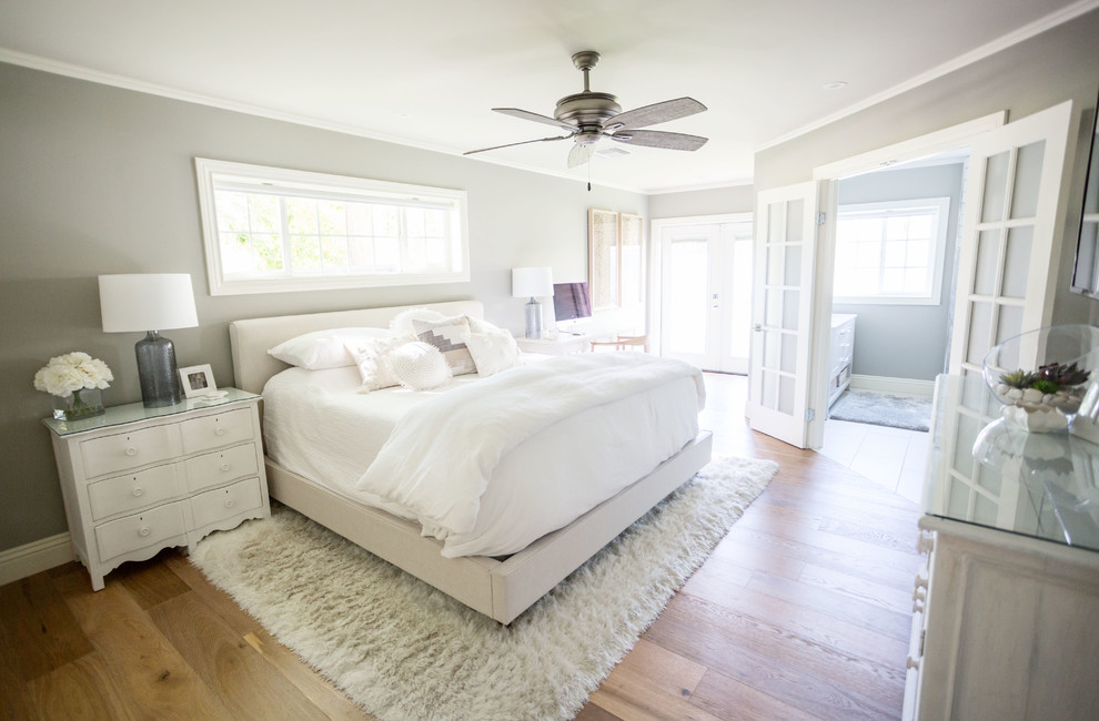 На фото: спальня среднего размера в стиле неоклассика (современная классика) с серыми стенами, светлым паркетным полом и коричневым полом без камина с