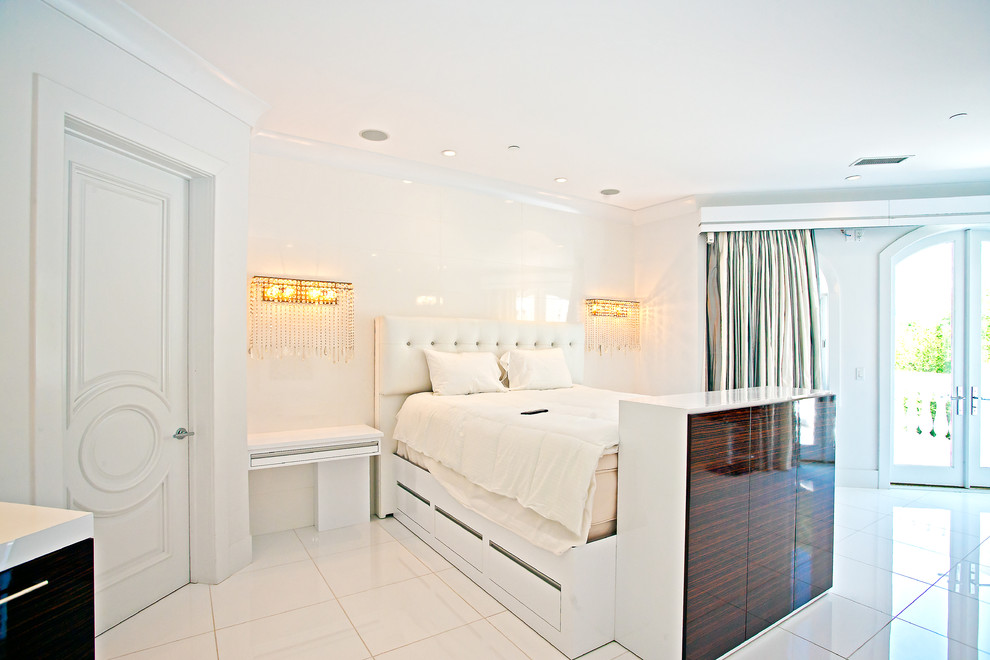 Ejemplo de dormitorio principal actual de tamaño medio sin chimenea con paredes blancas, suelo de baldosas de cerámica y suelo blanco