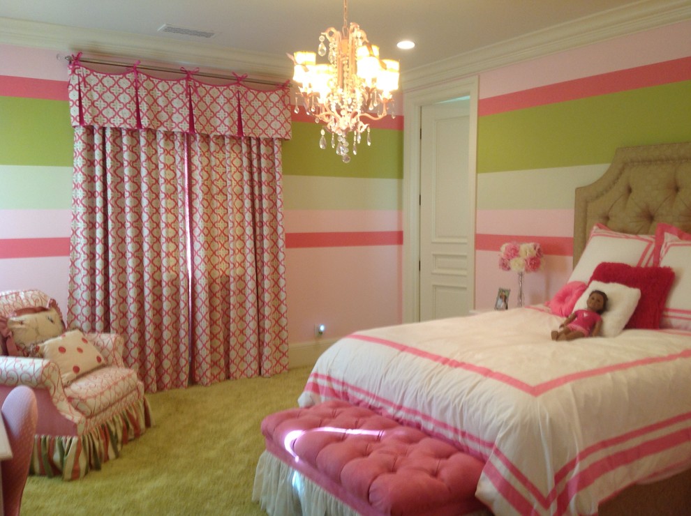 Пример оригинального дизайна: спальня среднего размера в стиле неоклассика (современная классика) с розовыми стенами и ковровым покрытием