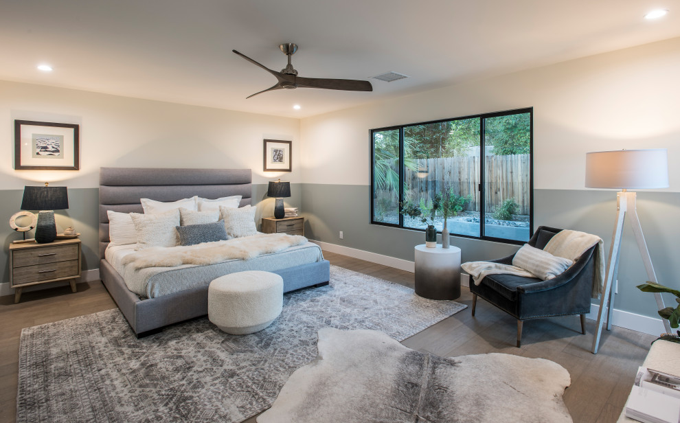 Modernes Schlafzimmer mit bunten Wänden, braunem Holzboden und braunem Boden in Phoenix