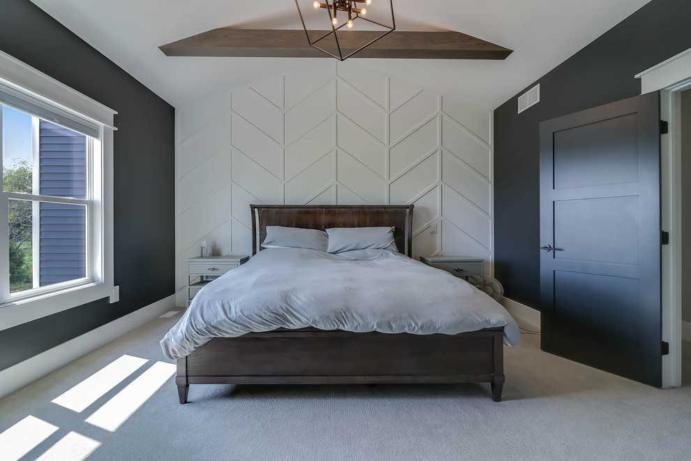 На фото: большая хозяйская спальня в стиле кантри с серыми стенами, ковровым покрытием и бежевым полом без камина