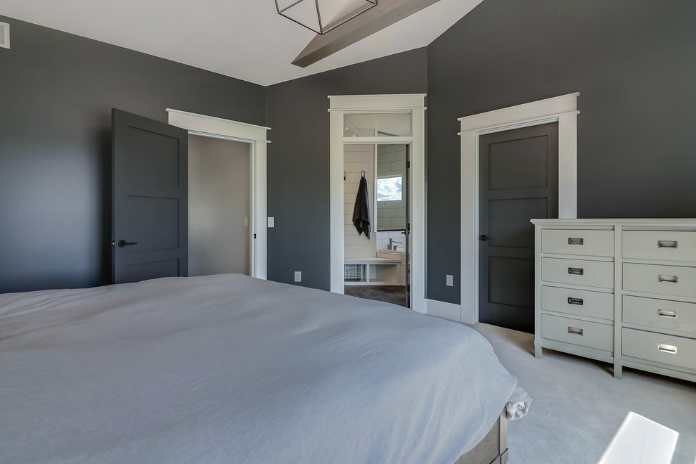 Großes Country Hauptschlafzimmer ohne Kamin mit grauer Wandfarbe, Teppichboden und beigem Boden in Grand Rapids
