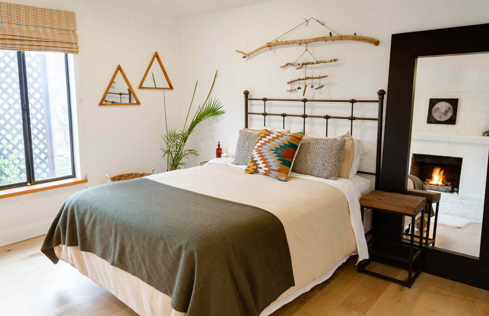 Foto de dormitorio de estilo americano con paredes blancas y suelo de madera en tonos medios