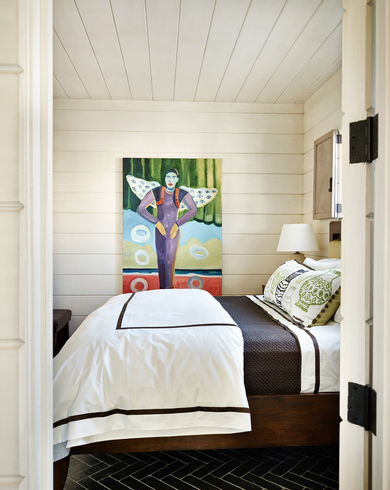 Foto di una camera da letto mediterranea di medie dimensioni con pareti bianche, nessun camino e pavimento nero