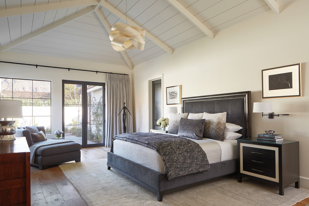 Immagine di una camera da letto tradizionale con pareti bianche, pavimento in legno massello medio e pavimento marrone