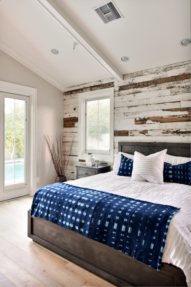 フェニックスにある広いラスティックスタイルのおしゃれな主寝室 (ベージュの壁、無垢フローリング、暖炉なし、茶色い床)