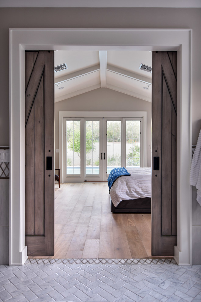 Идея дизайна: большая хозяйская спальня в стиле рустика с бежевыми стенами, паркетным полом среднего тона и коричневым полом без камина