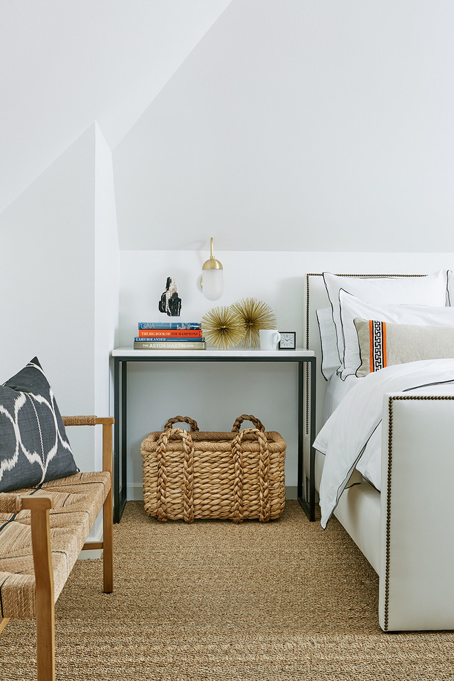 Источник вдохновения для домашнего уюта: гостевая спальня среднего размера, (комната для гостей) в стиле неоклассика (современная классика) с белыми стенами