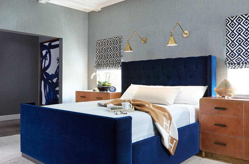 Foto de dormitorio principal tradicional renovado de tamaño medio con paredes azules y suelo de madera en tonos medios