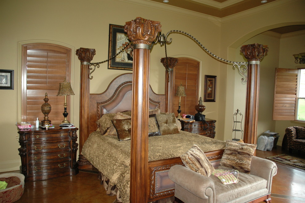 На фото: хозяйская спальня в стиле неоклассика (современная классика) с бетонным полом и коричневым полом