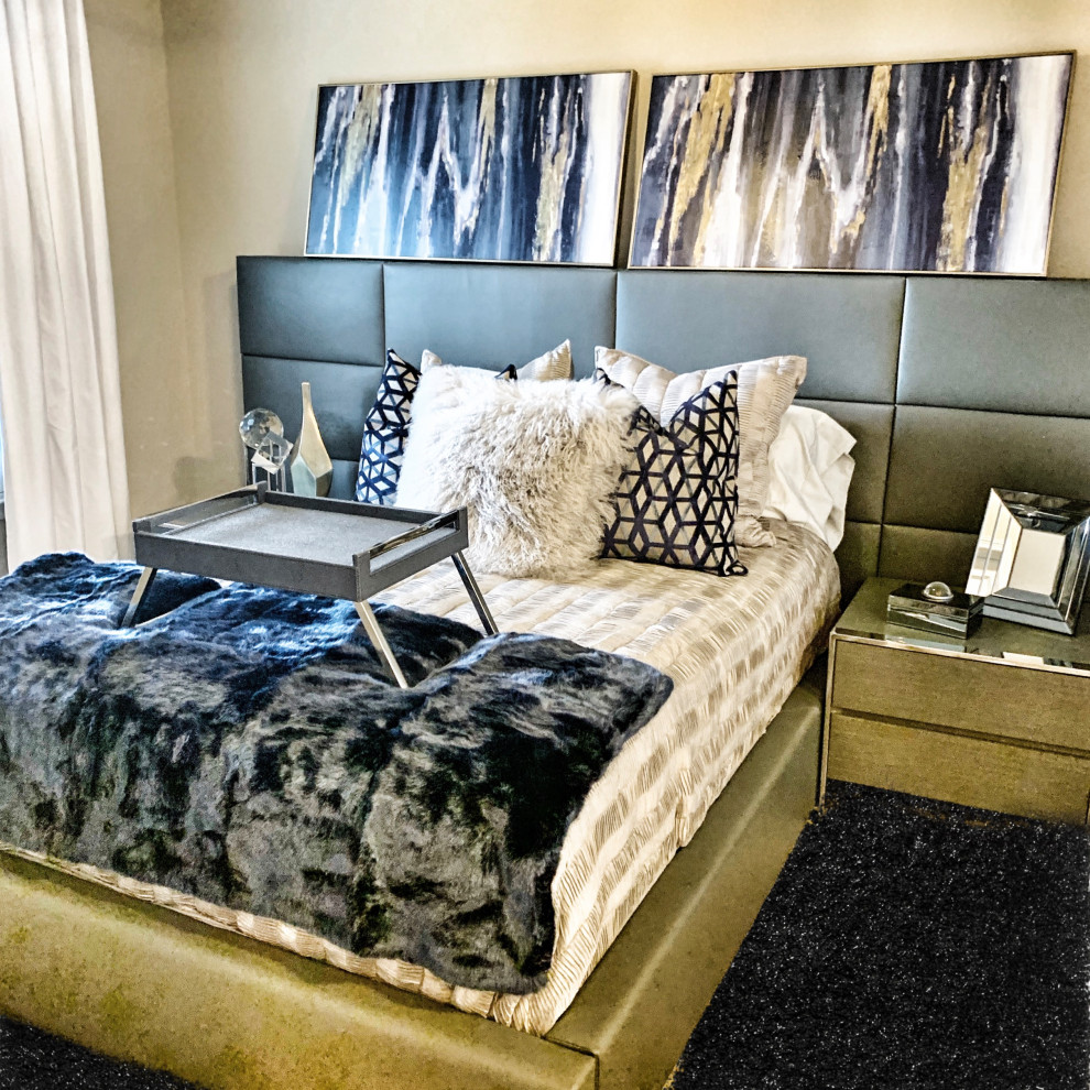Modelo de habitación de invitados contemporánea grande con paredes beige, moqueta y suelo negro