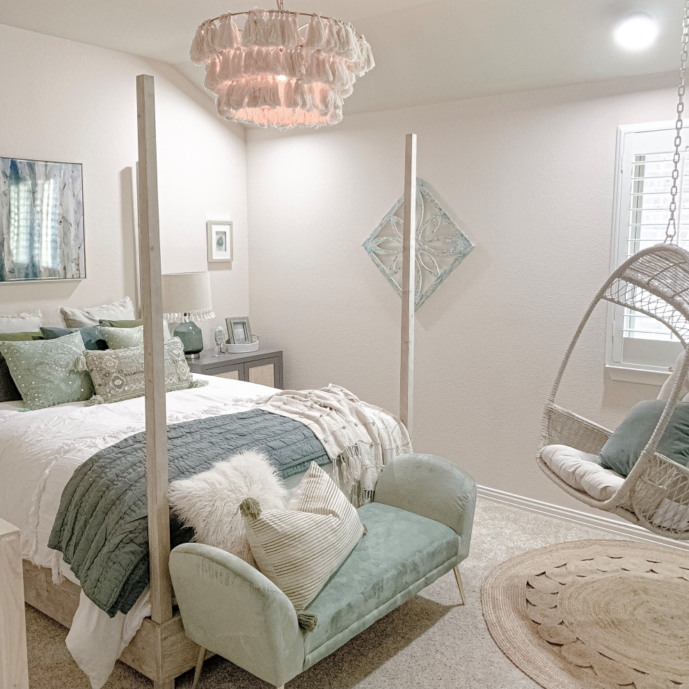 Diseño de habitación de invitados minimalista grande sin chimenea con paredes beige, moqueta y suelo beige