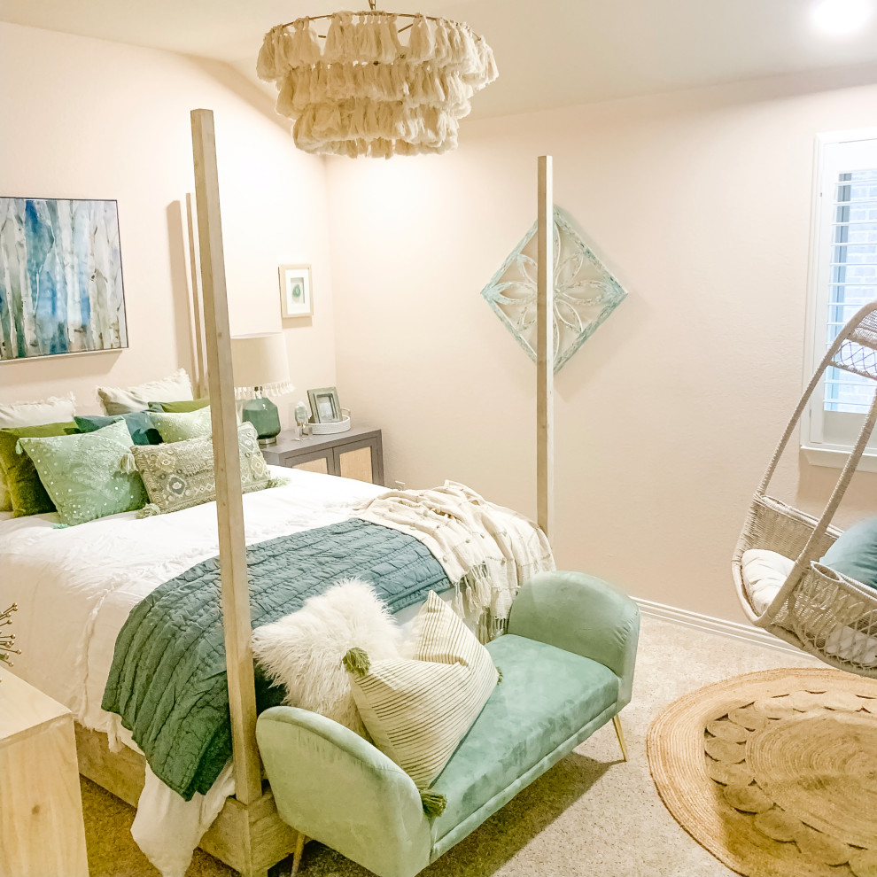 Diseño de habitación de invitados moderna grande sin chimenea con paredes beige, moqueta y suelo beige