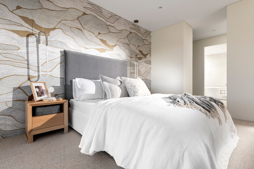 Источник вдохновения для домашнего уюта: хозяйская спальня в современном стиле с белыми стенами, ковровым покрытием и серым полом без камина