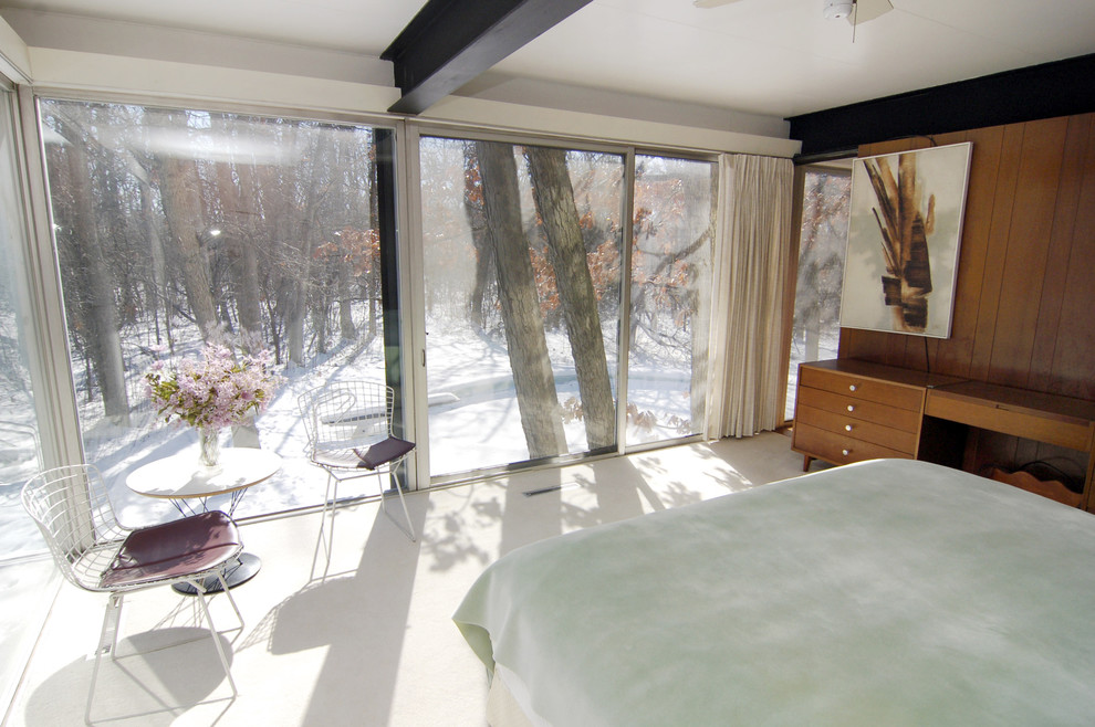 На фото: спальня в стиле ретро с коричневыми стенами с