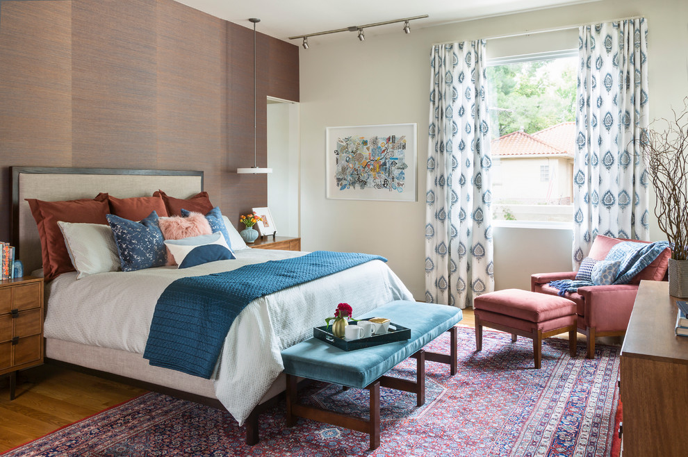 Modernes Schlafzimmer mit brauner Wandfarbe, braunem Holzboden und braunem Boden in Denver