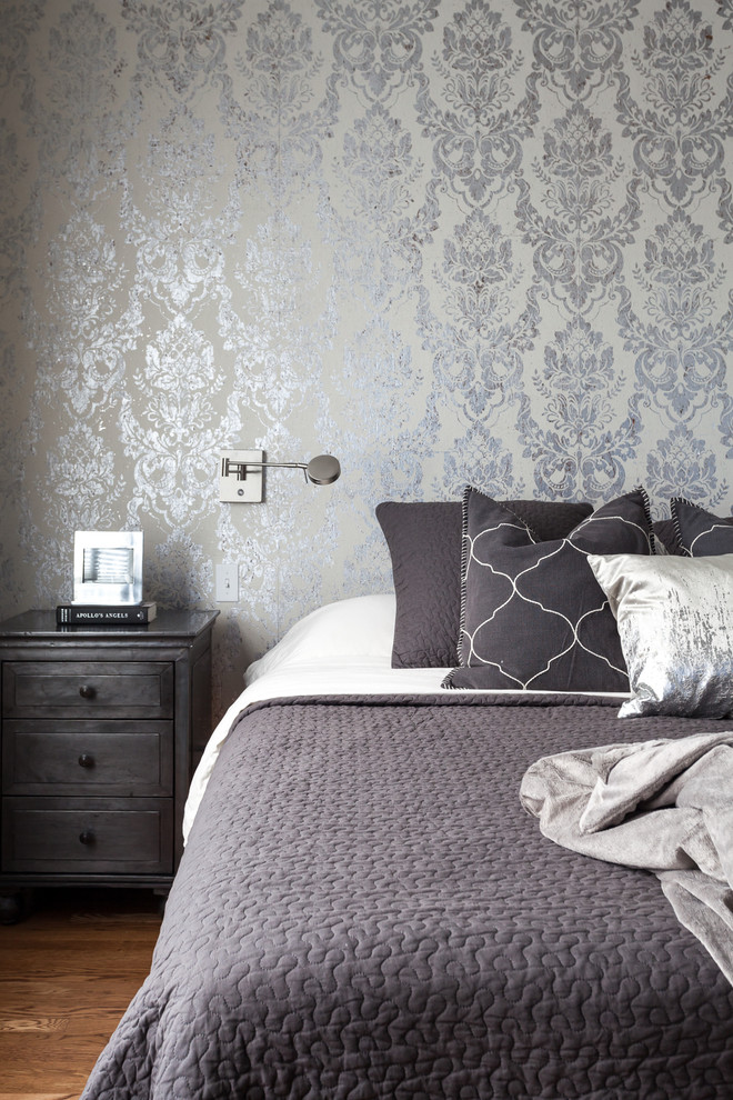 Cette image montre une chambre parentale design avec un mur gris et parquet clair.