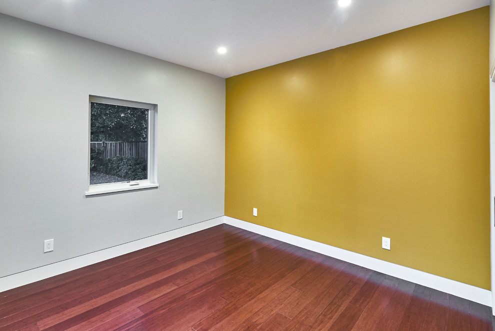 サンフランシスコにある広いコンテンポラリースタイルのおしゃれな主寝室 (マルチカラーの壁、濃色無垢フローリング、暖炉なし、茶色い床)