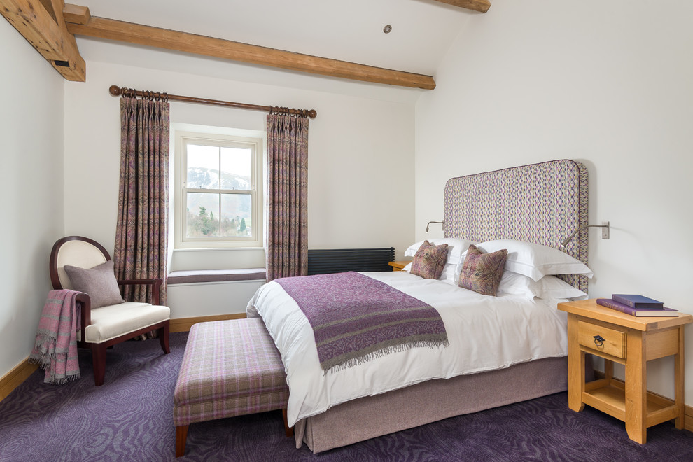 Cette photo montre une chambre avec moquette nature avec un mur blanc, aucune cheminée et un sol violet.