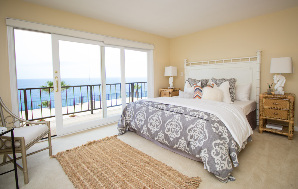 Maritimes Schlafzimmer mit gelber Wandfarbe und Teppichboden in Orange County
