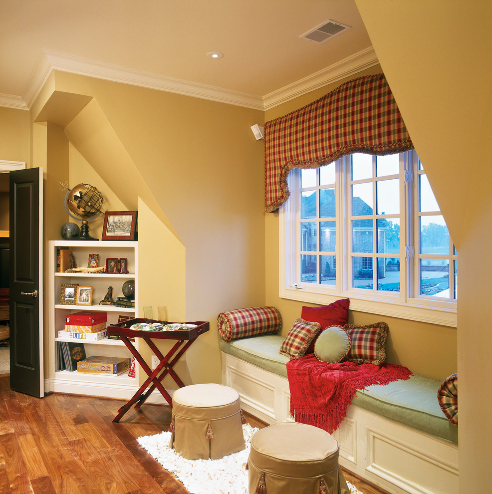 Aménagement d'une chambre mansardée ou avec mezzanine classique de taille moyenne avec un mur beige, un sol en bois brun et aucune cheminée.