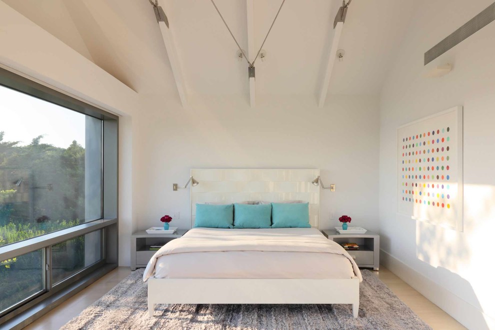 Diseño de dormitorio escandinavo con paredes blancas y suelo de madera clara