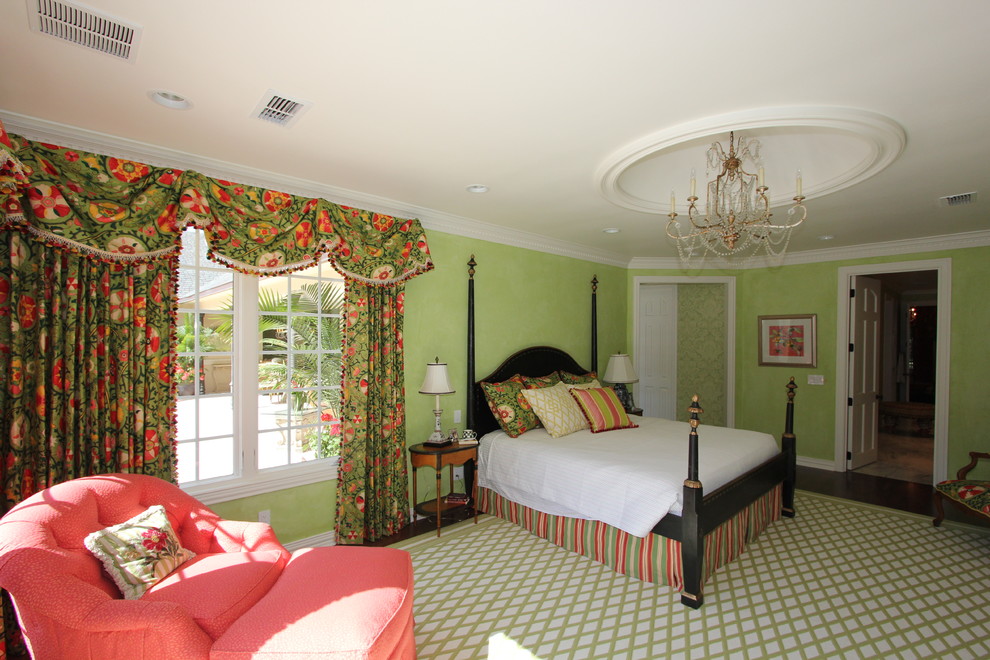 Foto de dormitorio principal tradicional de tamaño medio con paredes verdes, moqueta y suelo verde