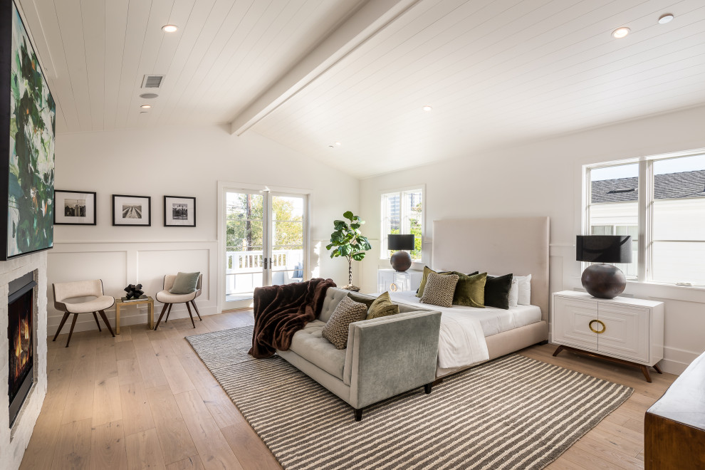 Foto de dormitorio abovedado clásico renovado con paredes blancas, suelo de madera clara, suelo beige, machihembrado y boiserie
