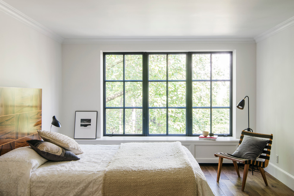 Ejemplo de dormitorio principal clásico renovado de tamaño medio sin chimenea con suelo de madera en tonos medios, paredes blancas y suelo marrón
