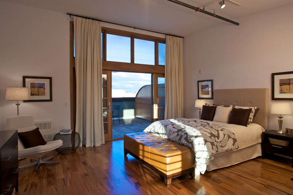 Идея дизайна: спальня в современном стиле с бежевыми стенами и паркетным полом среднего тона
