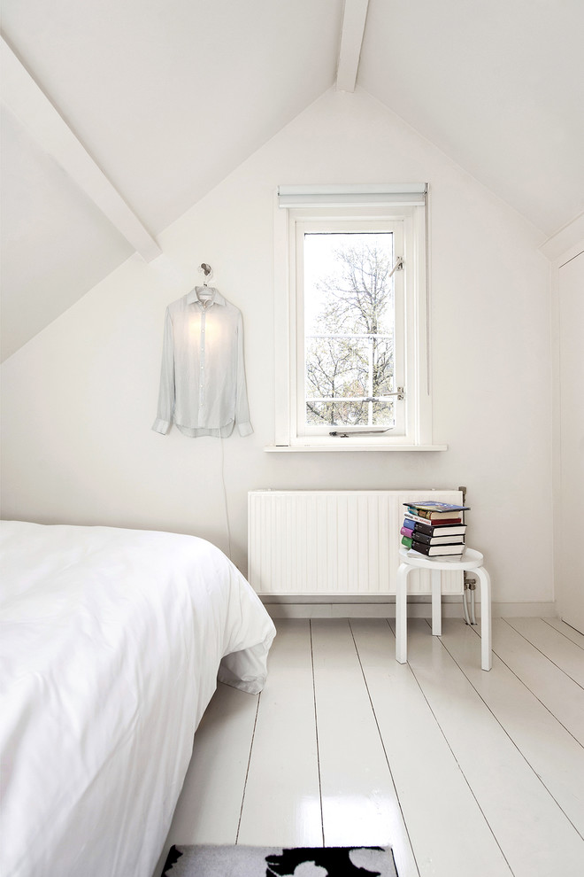 Идея дизайна: большая хозяйская спальня в стиле модернизм с белыми стенами и деревянным полом без камина