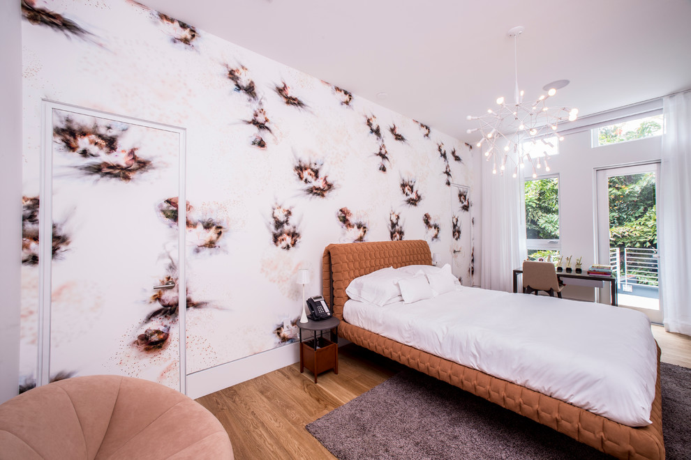 Foto di una camera da letto contemporanea con pareti multicolore e pavimento in legno massello medio