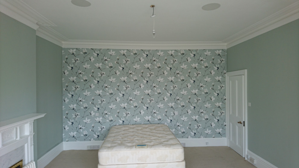 Idéer för ett klassiskt sovrum, med grå väggar och en spiselkrans i metall