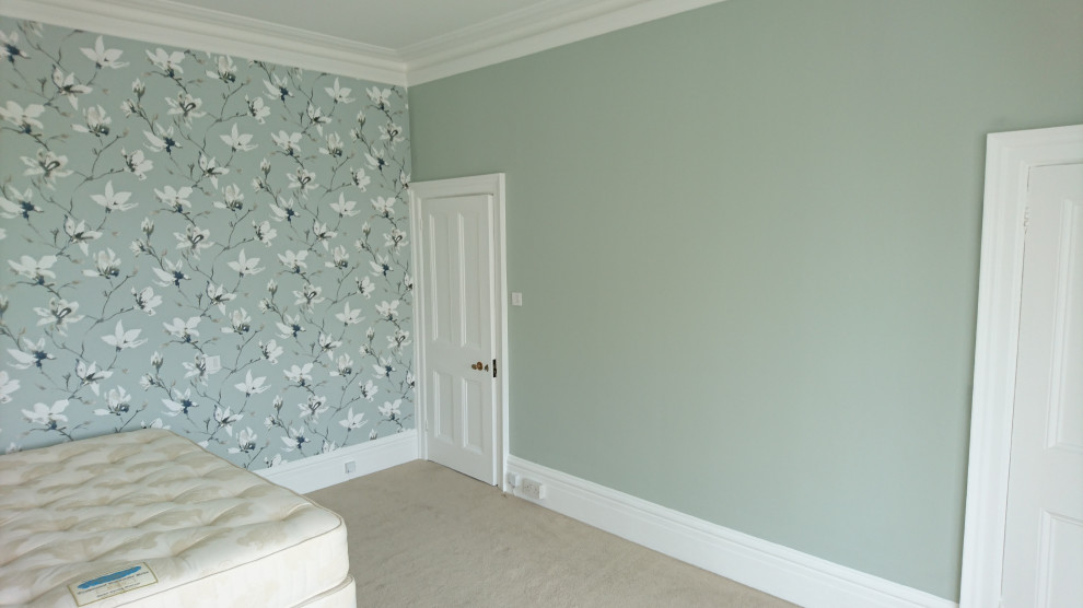 Пример оригинального дизайна: спальня в стиле неоклассика (современная классика) с серыми стенами, фасадом камина из металла и обоями на стенах