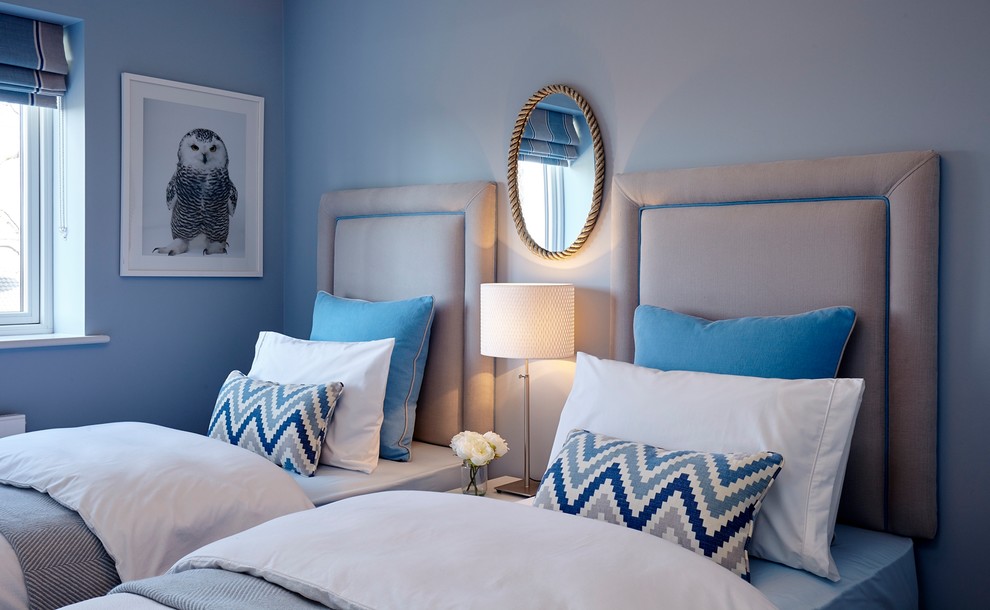 Свежая идея для дизайна: маленькая гостевая спальня (комната для гостей) в стиле неоклассика (современная классика) с синими стенами для на участке и в саду - отличное фото интерьера