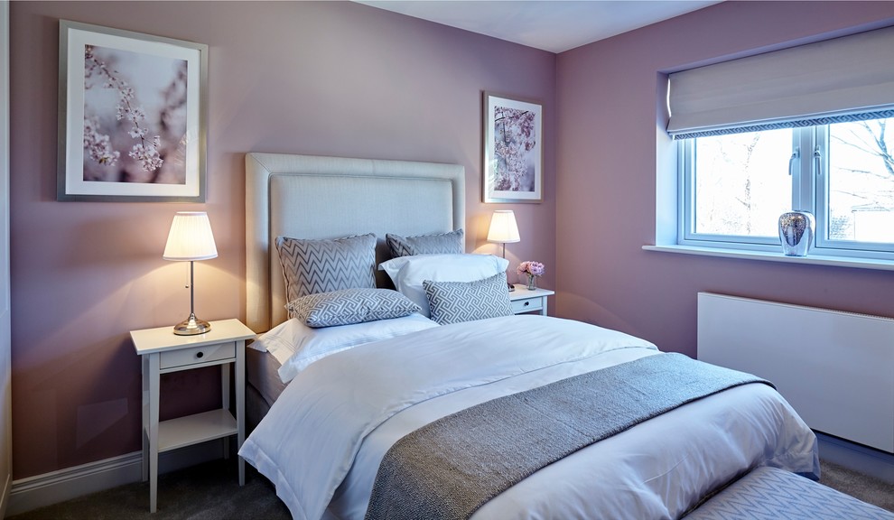 Свежая идея для дизайна: гостевая спальня среднего размера, (комната для гостей) в стиле неоклассика (современная классика) с розовыми стенами - отличное фото интерьера