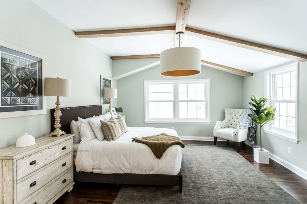 Klassisches Schlafzimmer mit grauer Wandfarbe, dunklem Holzboden und braunem Boden in Minneapolis