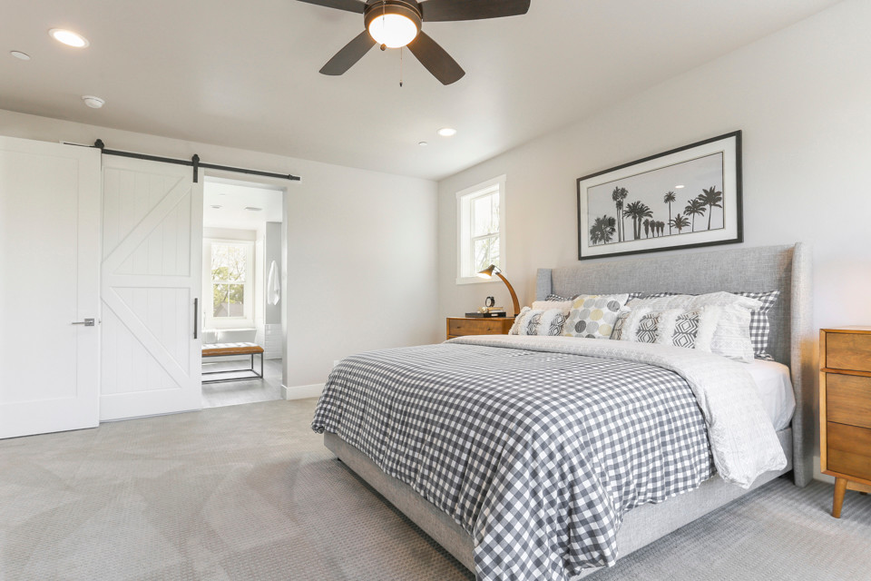 Imagen de dormitorio principal campestre de tamaño medio con paredes grises, suelo de baldosas de porcelana y suelo gris