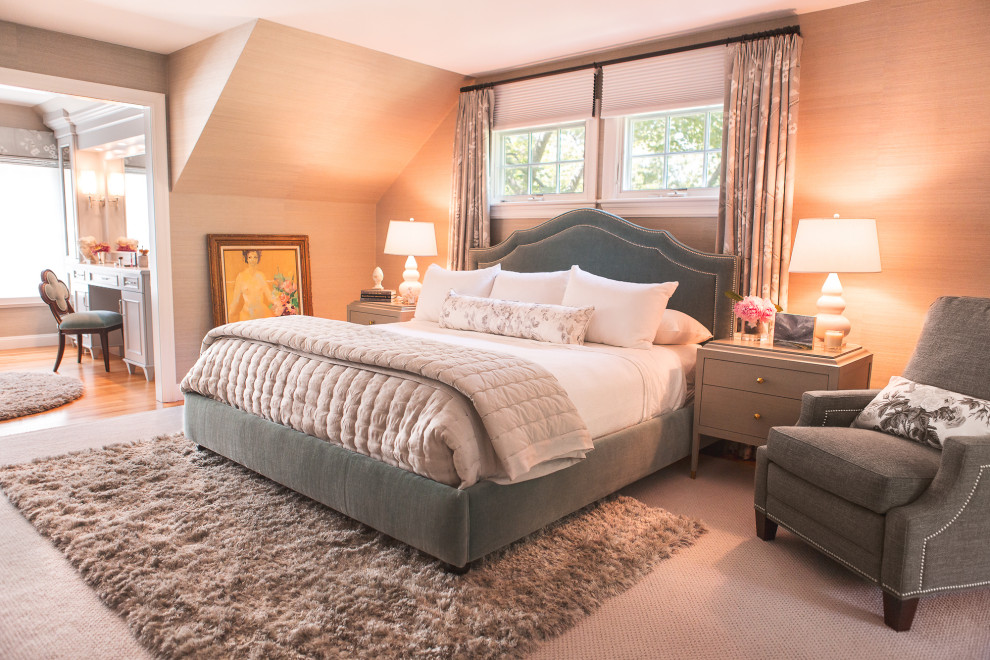 Ejemplo de dormitorio principal clásico grande con paredes beige, suelo de madera en tonos medios, suelo marrón y papel pintado