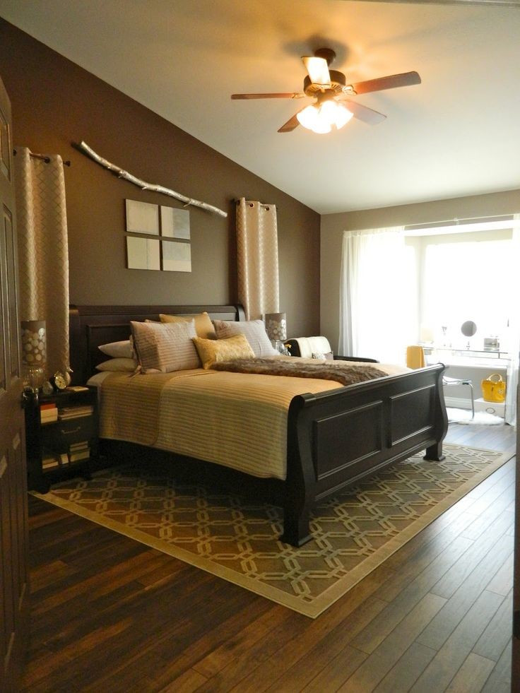 Пример оригинального дизайна: большая хозяйская спальня в современном стиле с коричневыми стенами и темным паркетным полом без камина