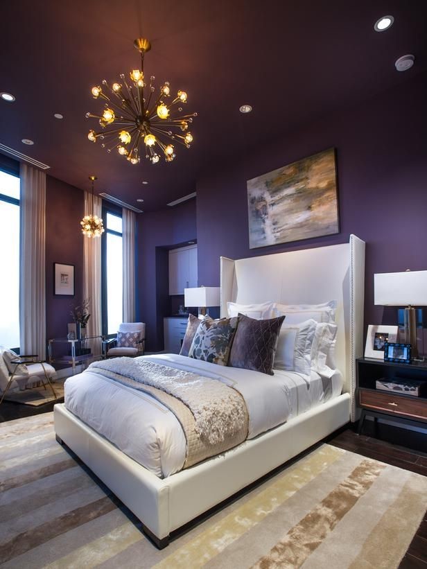 Großes Klassisches Hauptschlafzimmer ohne Kamin mit lila Wandfarbe und dunklem Holzboden in New York
