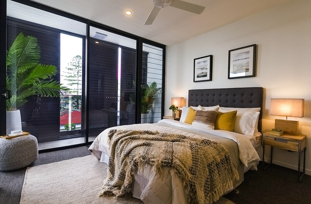 Пример оригинального дизайна: хозяйская спальня среднего размера в стиле неоклассика (современная классика) с ковровым покрытием, серым полом и бежевыми стенами