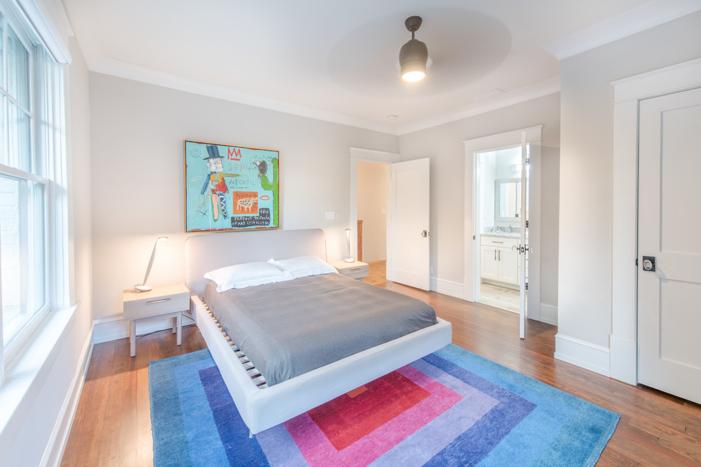 Modelo de dormitorio clásico renovado con paredes grises, suelo de madera oscura y suelo marrón