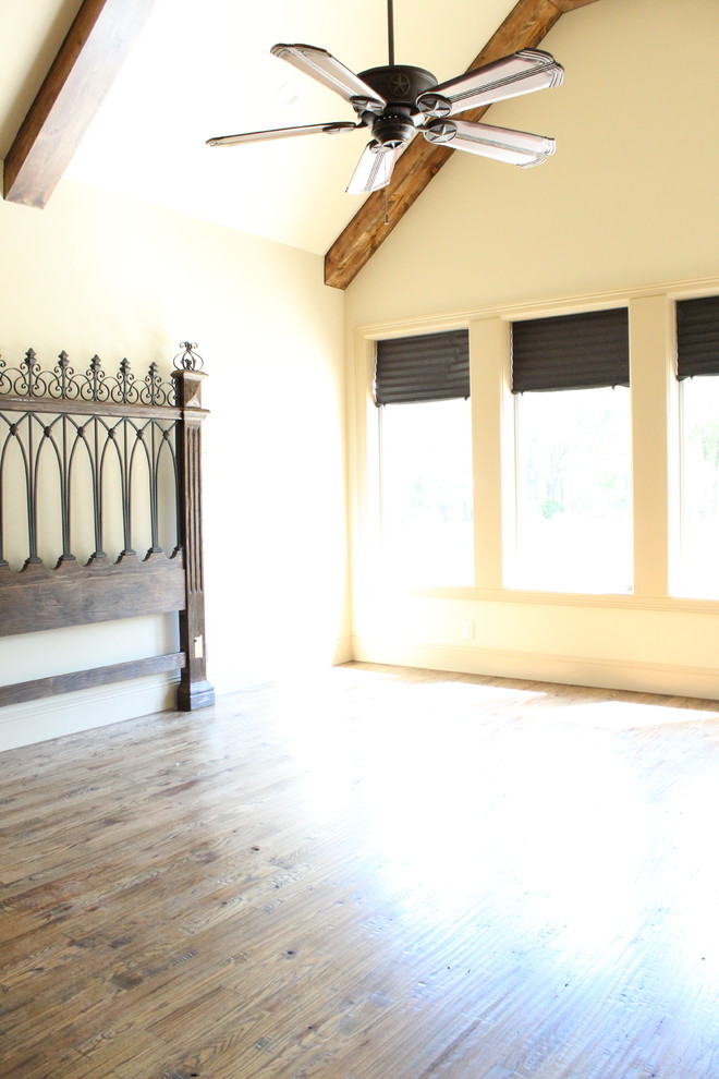 На фото: большая хозяйская спальня в классическом стиле с бежевыми стенами, паркетным полом среднего тона, горизонтальным камином, фасадом камина из плитки и коричневым полом