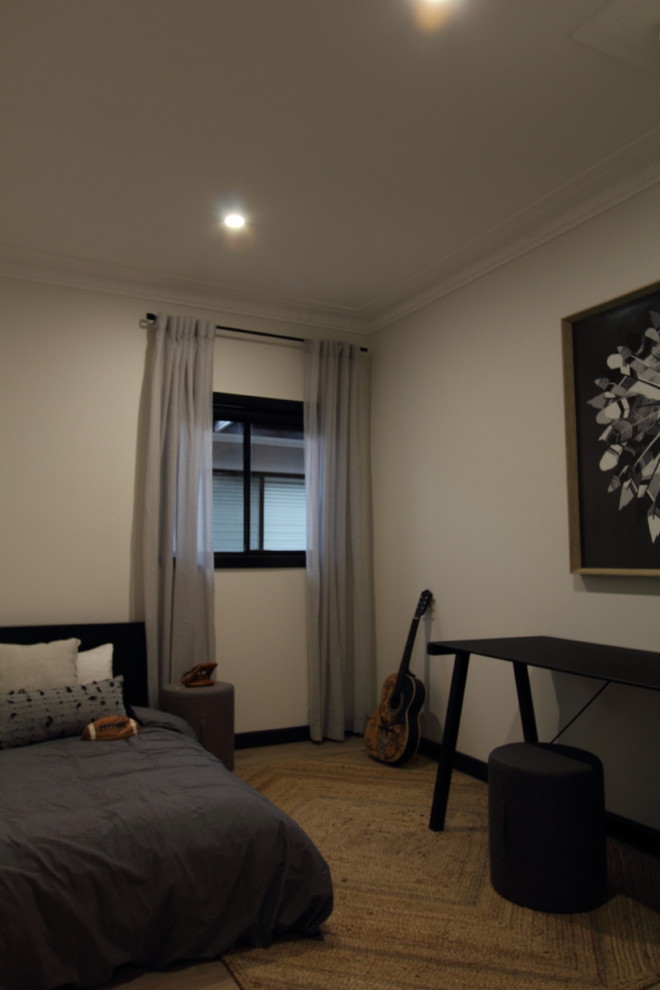 Esempio di una piccola camera degli ospiti minimalista con pareti grigie e pavimento in laminato